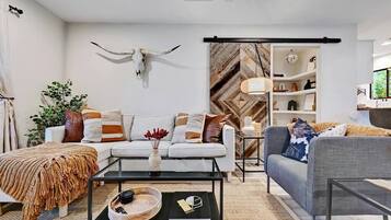 Una televisión, una oficina