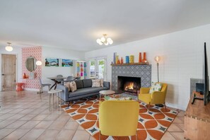 Fernseher, Kamin, Arbeitsbereiche