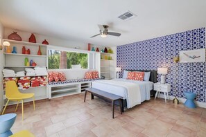 3 bedrooms, desk, WiFi, bed sheets