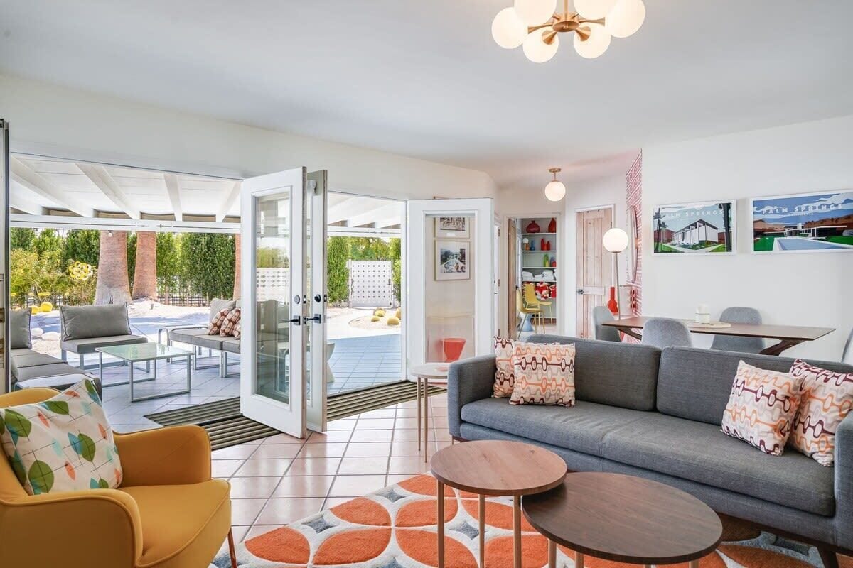 Una televisión, una chimenea, una oficina