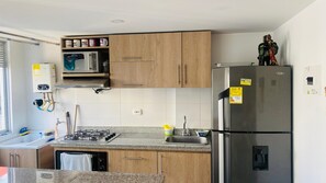 Kühlschrank, Mikrowelle, Ofen, Geschirrspüler