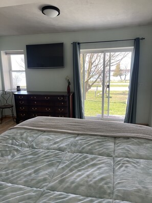 3 bedrooms, iron/ironing board, WiFi, bed sheets - Hopkins Park Lake Side Inn (Bear Lake)