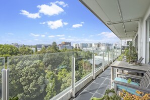 Balcony - Urban Serenity near Albert Park (Auckland)