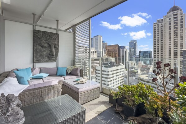 Balcony - Urban Serenity near Albert Park (Auckland)