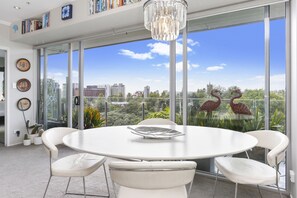 Dining room - Urban Serenity near Albert Park (Auckland)