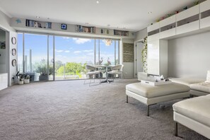 Living area - Urban Serenity near Albert Park (Auckland)