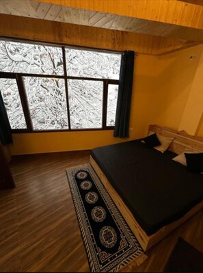 1 bedroom, iron/ironing board, bed sheets - Deluxe Double Room /2 Adults + 1 Child/ - The Cosmic Rajasthan (Manali)
