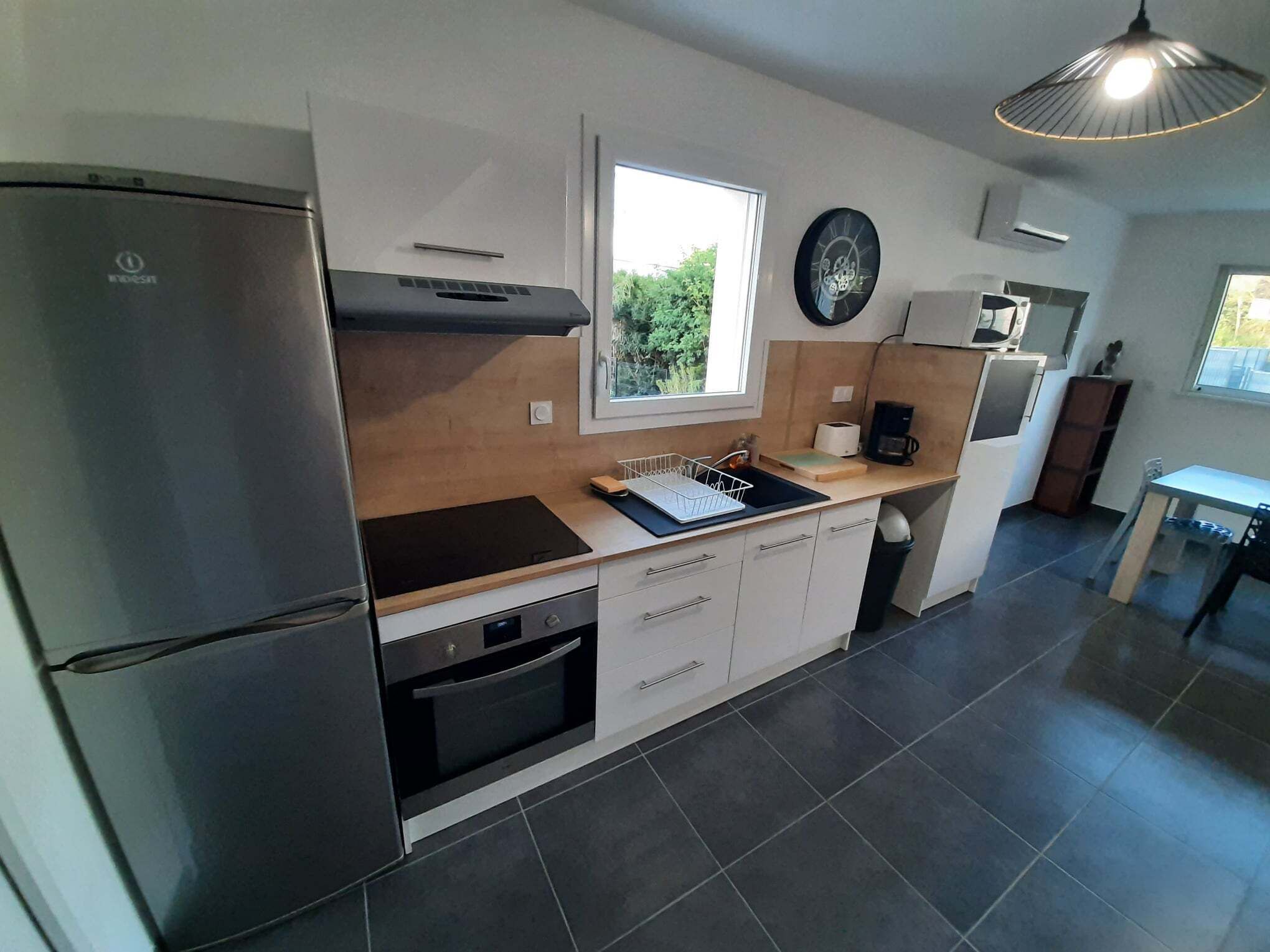 Kjøleskap, kaffetrakter/tekoker, brødrister og kjøkkenutstyr