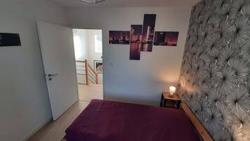3 makuuhuonetta, silitysrauta/-lauta, ilmainen Wi-Fi, vuodevaatteet