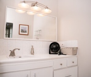 Interior - Surfers, Golfers, Divers & Families!
Relax as one in this serene island escape. (Christ Church)