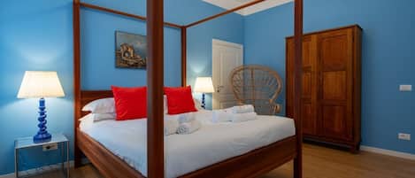 3 bedrooms, desk, iron/ironing board, travel crib