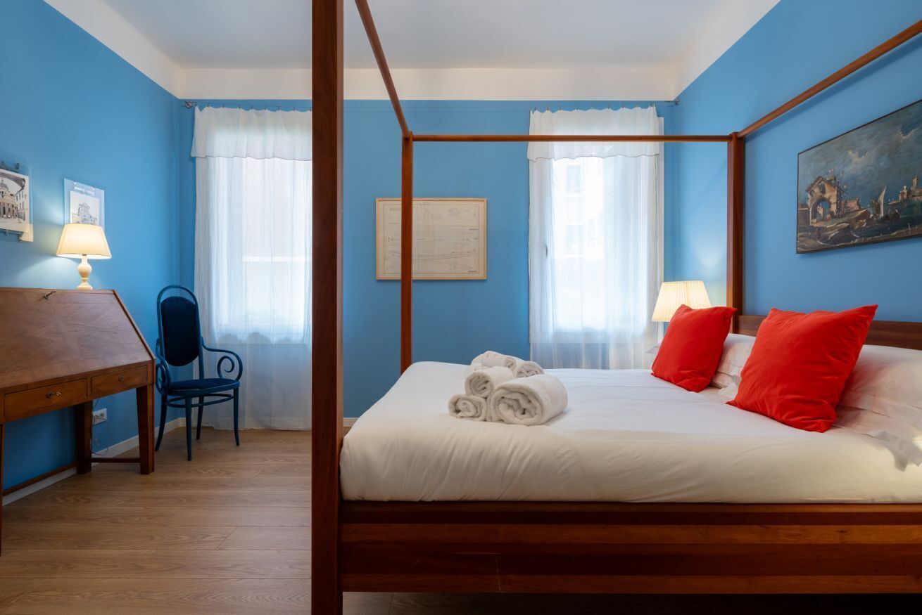 3 habitaciones, escritorio y tabla de planchar con plancha 