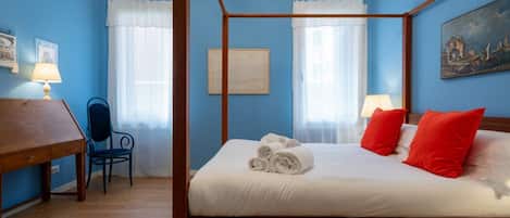 3 habitaciones, escritorio y tabla de planchar con plancha