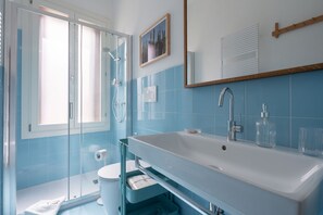 Douche, sèche-cheveux, bidet, serviettes fournies