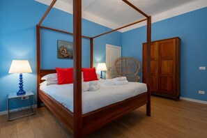 3 室のベッドルーム、デスク、アイロン / アイロン台、旅行用ベビーベッド