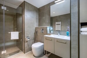 Dusche, Haartrockner, Handtücher, Seife