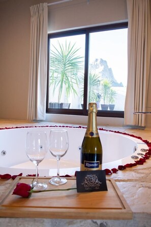 Deluxe Room | Egyptian cotton sheets, premium bedding, down comforters - Sacramento Hotel Boutique  (Ezequiel Montes)