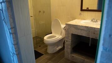 Secador de cabelo, toalhas de banho, sabonete, shampoo