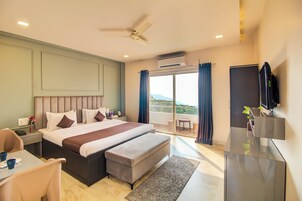 行政双人房, 山谷景观 | 办公桌、熨斗/熨板、免费 WiFi