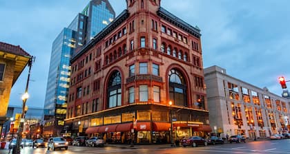 Downtown Louisville Condo, King Bed, Updated Kitchen and Bath- Free Parking