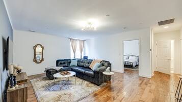 TV connectée, livres, espaces bureaux