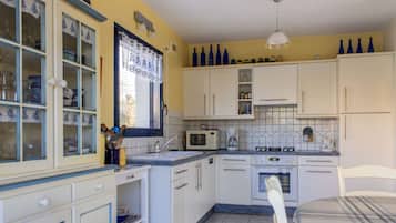 Jääkaappi, mikroaaltouuni, uuni, astianpesukone