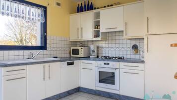 Jääkaappi, mikroaaltouuni, uuni, astianpesukone