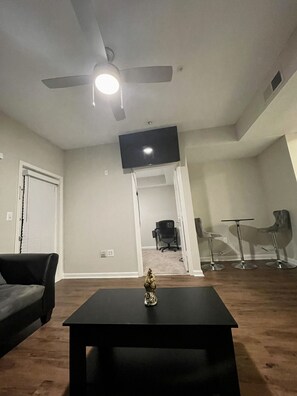 TV connectée, baby-foot, médiathèque, chaîne hi-fi