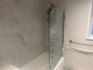 Eco-friendly toiletries, bidet, towels, soap - Charming/Cozy, Full Furnished, Upper Rockridge Home, Bay views - Summer 2024 (Oakland)