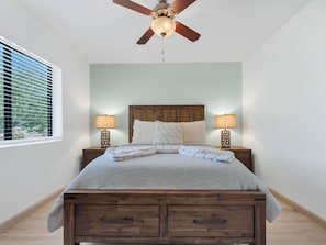 1 habitación, tabla de planchar con plancha y cuna de viaje 
