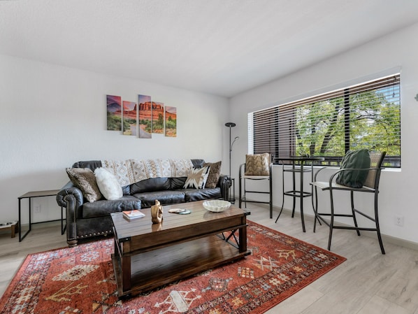 Smart TV, chimenea y libros 