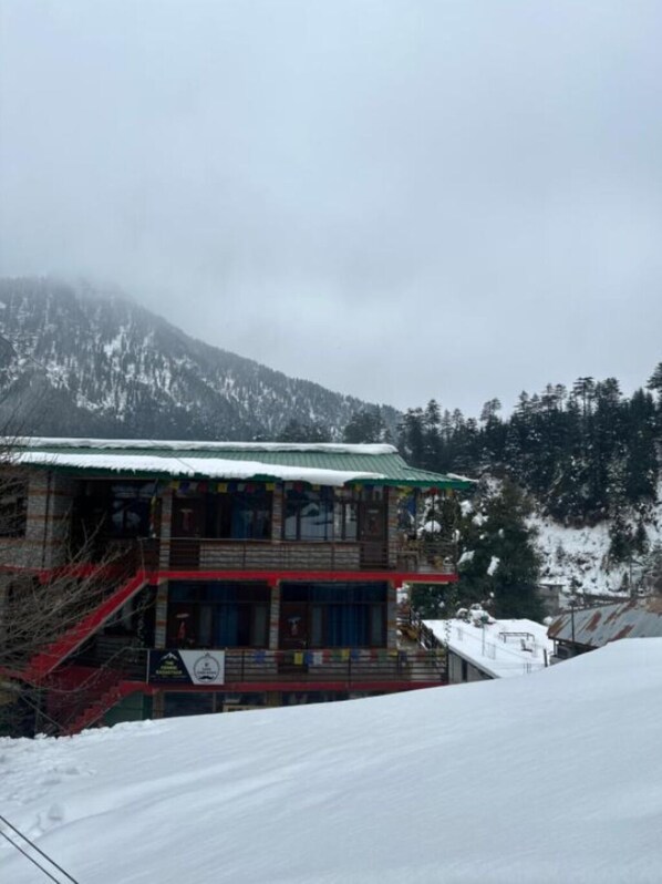 Exterior - Family Room with Mountain View - The Cosmic Rajasthan (Manali)