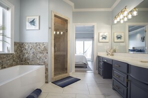 Douche, serviettes fournies, papier de toilette