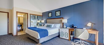 King Vaulted Ceiling Room with Ocean View