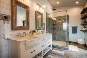 Hair dryer, towels - Mountain Vista Villa (Angel Fire)