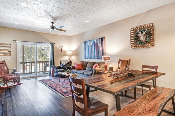 Smart TV, fireplace - Parkview at Red River (Red River)