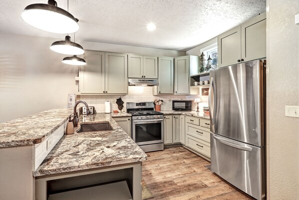 Een koelkast, een microgolfoven, een oven, een kookplaat