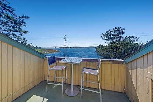 2 Queen Vaulted Ceiling with Ocean View!