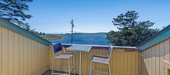 2 Queen Vaulted Ceiling with Ocean View!