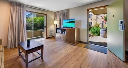 Standard King Room with Ocean View