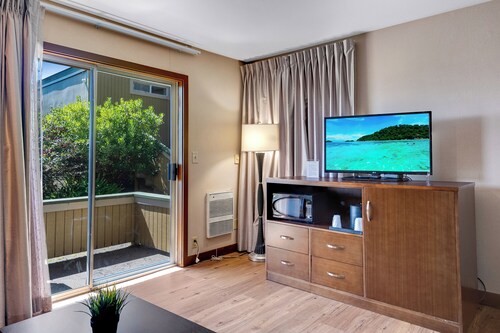 Standard King Room with Ocean View