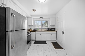 Fridge, microwave, oven, stovetop -  4-Bed Sanctuary in Vibrant Birmingham (Birmingham)