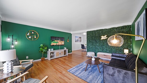 Smart TV -  4-Bed Sanctuary in Vibrant Birmingham (Birmingham)