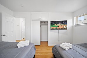 2 bedrooms, desk, iron/ironing board, travel cot -  4-Bed Sanctuary in Vibrant Birmingham (Birmingham)