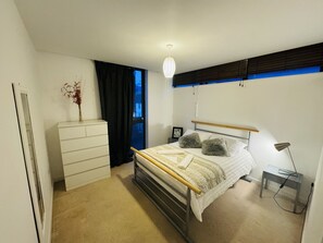 2 quartos, ferros/tábuas de passar roupa, Wi-Fi, roupa de cama