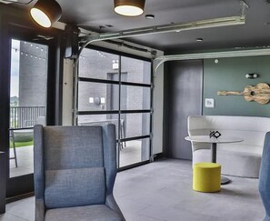 Televisor intel·ligent i estèreo 