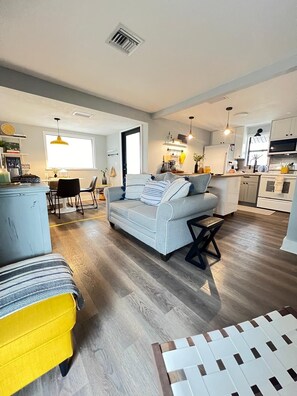 Smart TV - Discover the charm of "The Sebring Sanctuary", a cozy getaway for relaxation .  (Sebring)