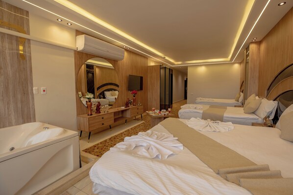 Junior Studio Suite with Jacuzzi and Pyramids View | Premium bedding, down comforters, pillowtop beds, minibar