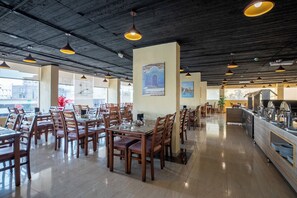 2 restaurants; breakfast, lunch, dinner, and brunch served - The Muse Pyramids INN (Giza)