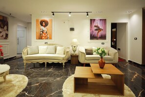 2 ravintolaa, joissa tarjoillaan aamiainen